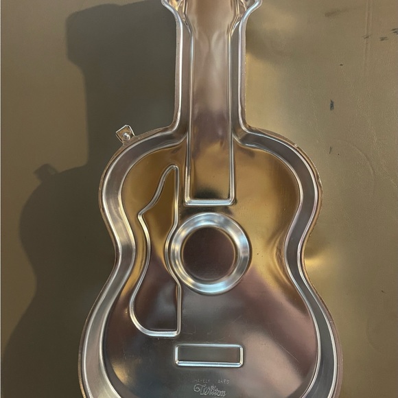 Wilton Guitar shaped cake pans - Picture 3 of 7